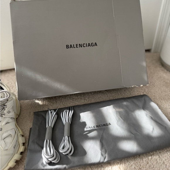 BALENCIAGO: WOMEN'S TRACK SNEAKER IN WHITE - Picture 15 of 17